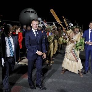Arrivé mercredi soir au Vanuatu, Emmanuel Macron poursuit sa tournée ces jeudi et vendredi en Papouasie-Nouvelle-Guinée.