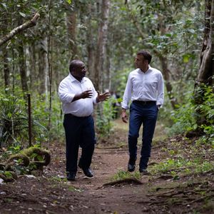 Un panorama a été renommé « Point de vue Emmanuel Macron » à l'occasion de la visite du président français (photo : avec James Marape, le Premier ministre de Papouasie-Nouvelle-Guinée ce vendredi dans le parc national de Varirata).