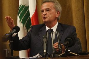 Autrefois adulé et désormais conspué, Riad Salamé, le gouverneur de la banque centrale libanaise, a quitté ses fonctions lundi.