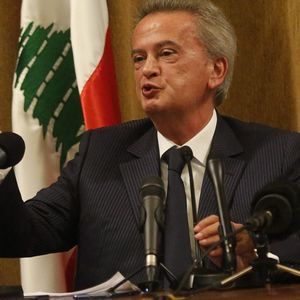 Autrefois adulé et désormais conspué, Riad Salamé, le gouverneur de la banque centrale libanaise, a quitté ses fonctions lundi.