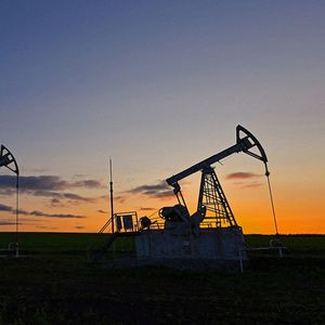 Chevalets de pompage de pétrole en République du Tatarstan, en Russie. Le pays a réduit sa production de pétrole en guise de représailles aux sanctions occidentales.