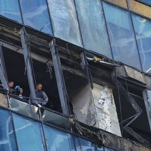 Le personnel de sécurité inspecte les dégâts infligés par une attaque de drones ukrainiens sur un immeuble du centre d'affaires Moskva Citi, dans la capitale russe mardi.
