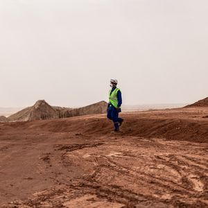Un travailleur sur la mine de Cominak fermée en 2021.