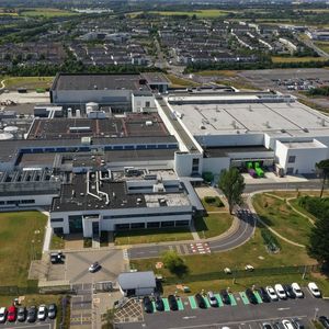 C'est à Swords, dans la banlieue de Dublin, que l'américain Merck MSD a décidé, en 2018, de construire un nouveau site de production pour son anticancéreux vedette, le Keytruda. L'usine a été livrée dans un délai record de seulement deux ans﻿ et a démarré sa première campagne de production en 2021.