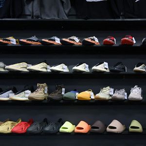 Les ventes de sneaker Yeezy en mai ont rapporté 400 millions d'euros de chiffre d'affaires à Adidas.