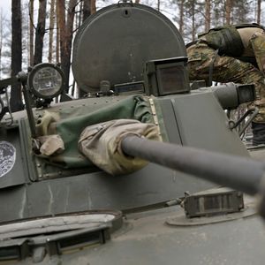 Un soldat russe prépare un char non loin du front.