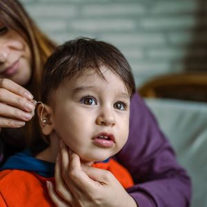 Les déficiences auditives touchent un enfant sur 1.000 à la naissance, puis un enfant sur 700 avant l'âge adulte. Dans 80 % des cas, la cause est génétique.