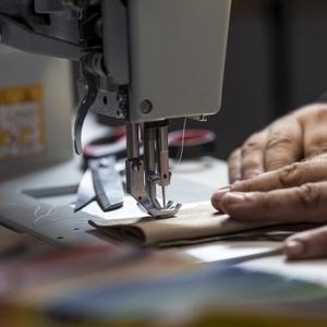 Le bonus réparation textile sera financé par les industriels du secteur via un fonds de 150 millions d'euros pour 2023-2028.