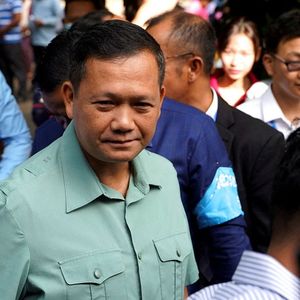 Hun Manet, fils de l'ancien Premier ministre cambodgien, de passage dans un bureau de vote le jour de l'élection générale du Cambodge, à Phnom Penh, le 23 juillet dernier.