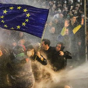 Les opposants, comme ici lors d'une ébauche de révolution en mars, mais aussi nombre de partisans du régime géorgien sont favorables à l'intégration de leur pays à l'Union européenne et l'Otan et soutiennent l'Ukraine sans réserve.