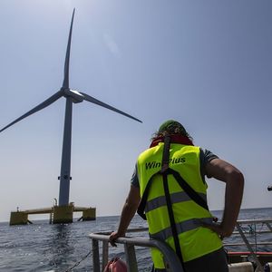 EDPR et Engie exploitent trois éoliennes flottantes au nord de Porto, le projet « WindFloat Altantic » mis à l'eau en 2020.