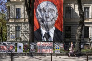 Depuis mars 2022, cette banderole anti-Poutine sur la façade du musée de l'histoire médicale a été disposée face à l'ambassade de Russie à Riga.