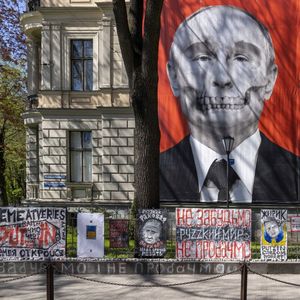 Depuis mars 2022, cette banderole anti-Poutine sur la façade du musée de l'histoire médicale a été disposée face à l'ambassade de Russie à Riga.