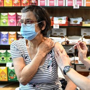 Les pharmacies, déjà habilitées à administrer les vaccins contre la grippe et le Covid-19, pourront désormais le faire pour les autres vaccins.
