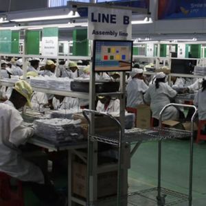 Dans son usine d'Addis-Abeba, en Ethiopie, le chinois Transsion fabrique les smartphones les plus vendus sur le continent.