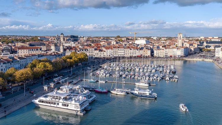 Les prix s'enflamment dans de nombreuses villes situées en bord de littoral comme, en Nouvelle-Aquitaine, La Rochelle (photo).
