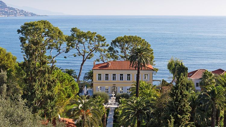 Le souvenir des confinements continue aussi d'influencer les choix immobiliers des acheteurs très aisés. Ce qui profite aux maisons et hôtels particuliers avec jardin (ici une villa sur la Côte d'Azur à Villefranche-sur-Mer).