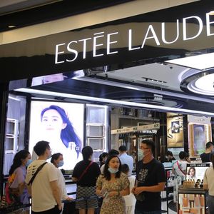Corner Estée Lauder dans la ville duty-free de Sanya dans la province de Hainan (Chine) encore très fréquent » en juillet 2020.
