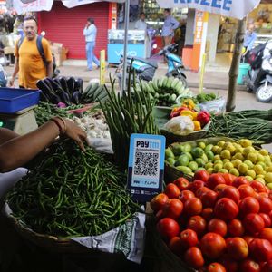 Un QR code pour payer ses légumes sur le marché de Calcutta, en Inde.