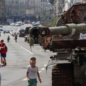 Des enfants ukrainiens devant des chars russes détruits ou capturés sur l'avenue Khreshchatyk, l'équivalent des Champs-Elysées à Kiev.