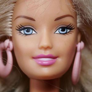 Selon leur état, leur rareté, et leur ancienneté, certaines Barbie peuvent avoir beaucoup de valeur.