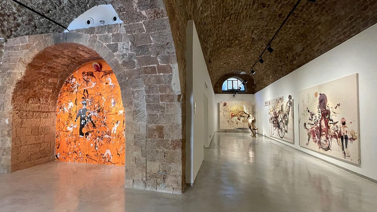 La galerie Chelouche à Jaffa présente une grande variété d'oeuvres, allant de la sculpture à la photographie.