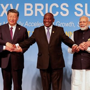De gauche à droite : les présidents brésilien Luiz Inacio Lula da Silva, chinois Xi Jinping, sud-africain Cyril Ramaphosa, le Premier ministre indien Narendra Modi et le ministre russe des Affaires étrangères Sergeï Lavrov, mercredi à Johannesburg.