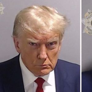 Visage fermé, sourcils froncés, regard défiant : Donald Trump a été soumis jeudi à la prise de sa photo d'identité judiciaire.