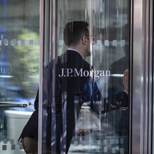 JPMorgan a accepté de payer 920 millions de dollars pour mettre fin aux accusations du ministère de la justice américain à son encontre, dans le cadre de cette affaire.