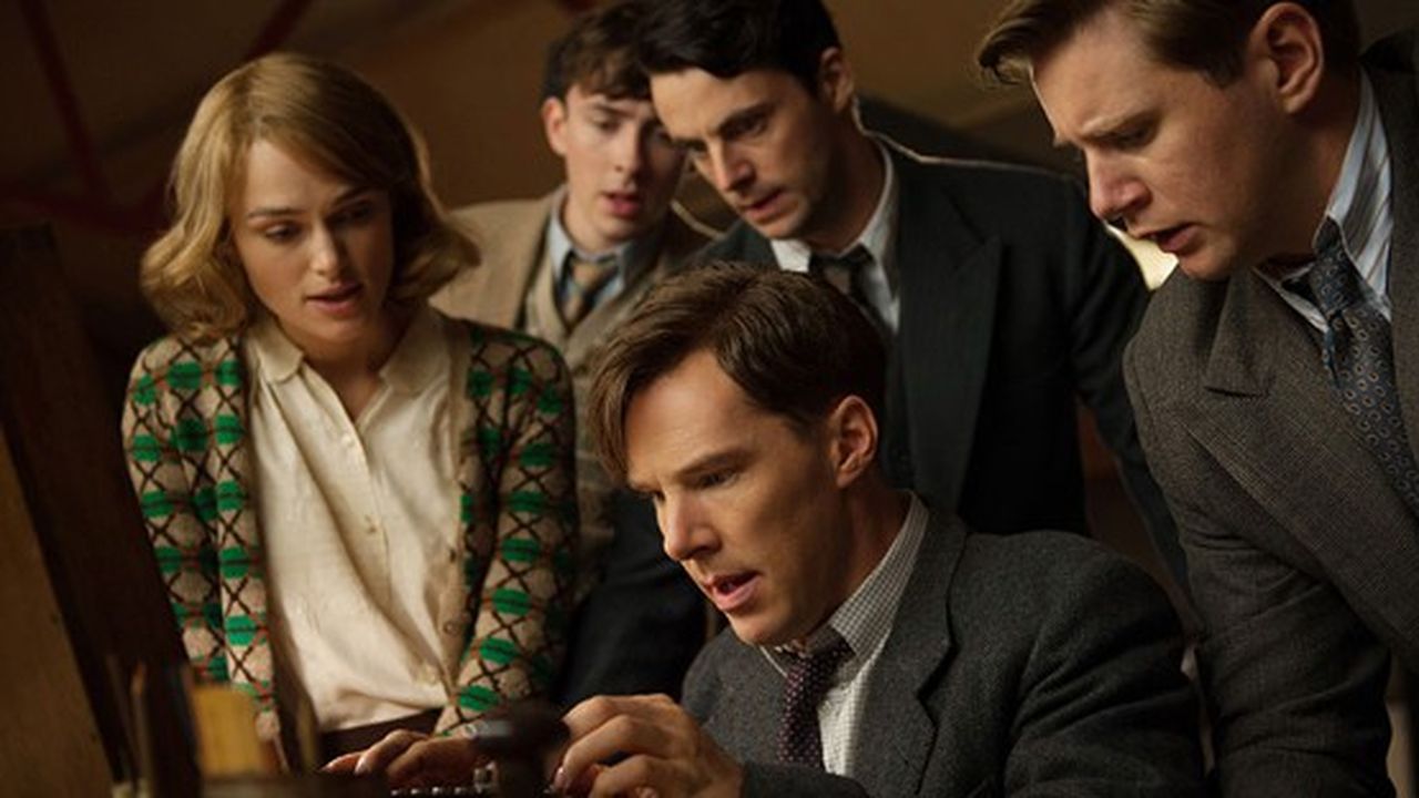 Scène du film Imitation Game (2014) avec, de gauche à droite, Keira Knightley, Matthew Beard, Benedict Cumberbatch, Matthew Goode et Allen Leech.