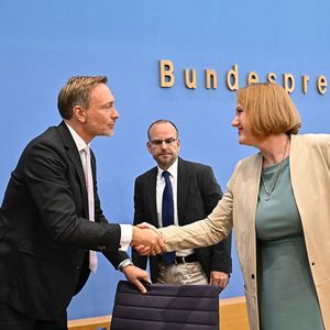 Le ministre allemand des Finances, Christian Lindner, (centre) serre la main de la ministre allemande de la Famille, des Personnes âgées, des Femmes et des Jeunes, Lisa Paus.