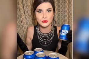 Le choix par la bière Bud Light d'un partenariat avec Dylan Mulvaney, actrice transgenre, s'est traduit par une forte chute de ses ventes et une dévalorisation en Bourse de 15,7 milliards de dollars.