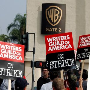 Les scénaristes d'Hollywood sont en grève depuis 4 mois et les ouvriers de l'automobile menacent de débrayer à leur tour.