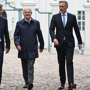 Le Chancelier Olaf Scholz, accompagné du ministre de l'Economie, Robert Habeck, et du ministre des Finances, Christian Lindner, au château de Meseberg, près de Berlin.