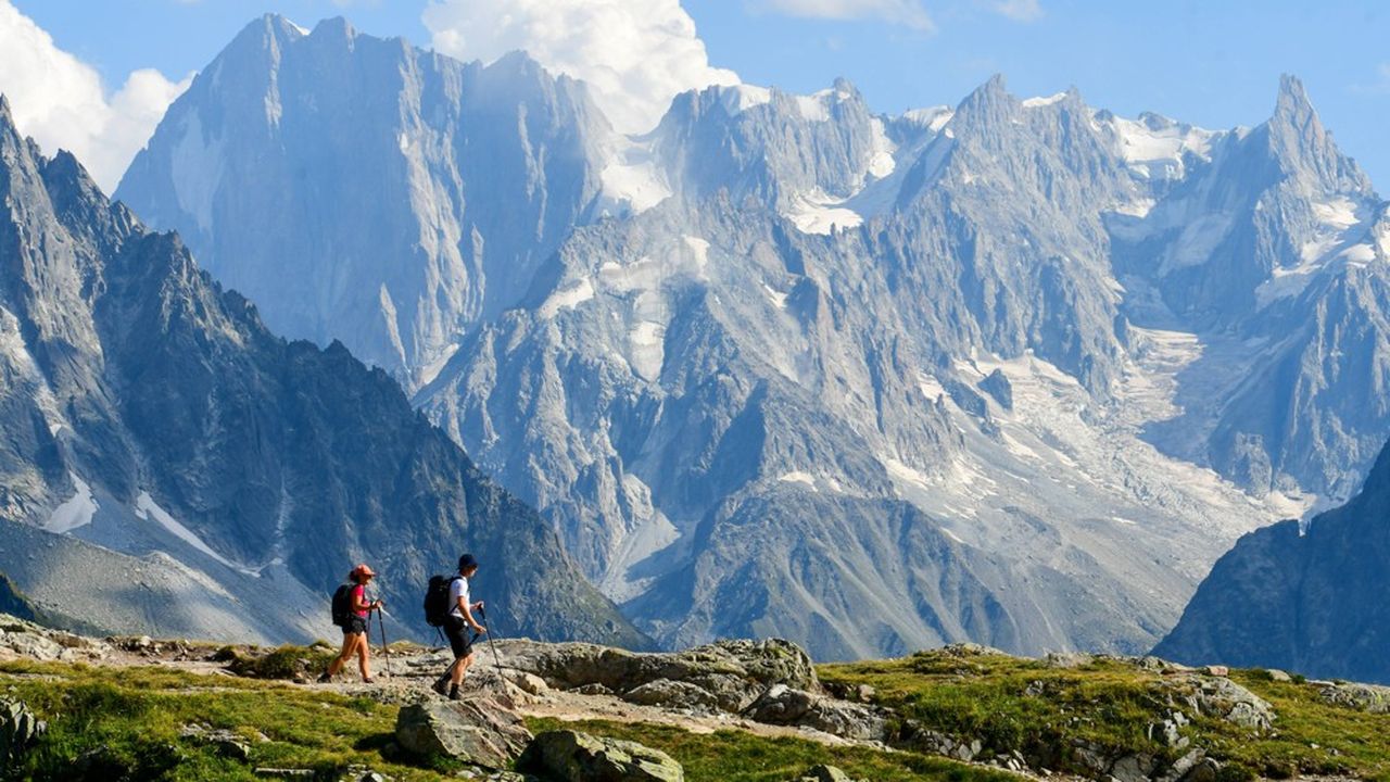 La randonnée compte de plus en plus d'adeptes en France.
