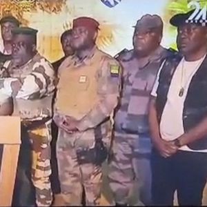 « Nous mettons fin au régime en place », ont déclaré les militaires dans un communiqué lu sur la chaîne de télévision Gabon 24.