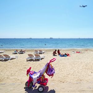 A Ibiza, les familles avec enfants et couples en voyage sont de plus en plus nombreux.
