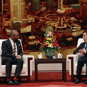 James Cleverly, le ministre britannique des Affaires étrangères, et le vice-président chinois, Han Zheng, ce mercredi à Pékin.