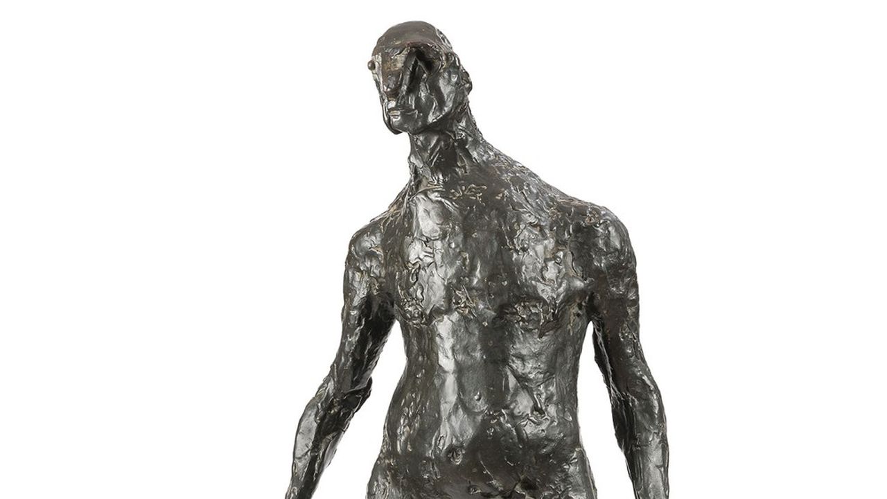 « L'Homme qui marche », de Germaine Richier (1902-1959), épreuve en bronze patiné signée sur la terrasse. Hauteur : 138 cm. Estimation : de 500.000 à 800.000 euros.