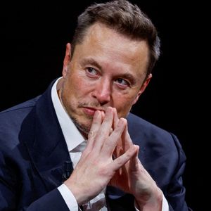 Le 7 août 2018, Elon Musk, le directeur général de Tesla, a déclaré dans un tweet qu'il pensait sortir Tesla de la cote à 420 dollars l'action grâce aux fonds qu'il avait « sécurisés ».