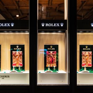 Dans les devantures du magasin Bucherer de Vienne, les montres Rolex s'imposent avec force. Le fabricant vient de racheter le détaillant haut de gamme.