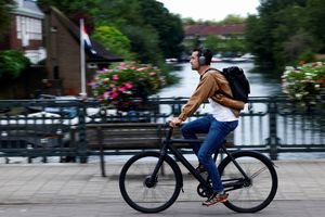 Déclarée en faillite en juillet, la marque néerlandaise de vélos électriques est reprise par Lavoie, une entreprise récemment sortie du giron de McLaren.