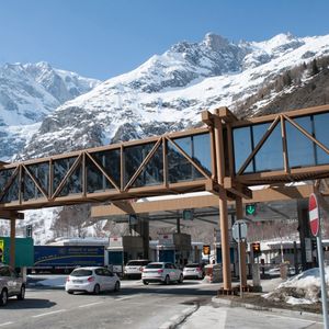Des centaines de véhicules légers et de camions transitent chaque jour par le tunnel du Mont-Blanc, ainsi que par le tunnel de Fréjus.