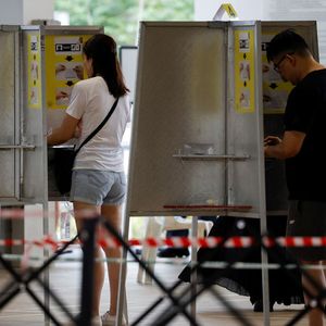 Au total, 1.264 bureaux de vote ont ouvert à 8 heures du matin (minuit GMT) et le vote est obligatoire pour les plus de 2,7 millions de citoyens éligibles.