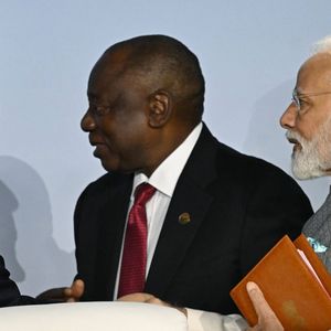 Le Président chinois Xi Jinping, le président sud-africain Cyril Ramaphosa et le Premier ministre indien Narendra Modi lors du sommet des BRICS à Johannesburg.