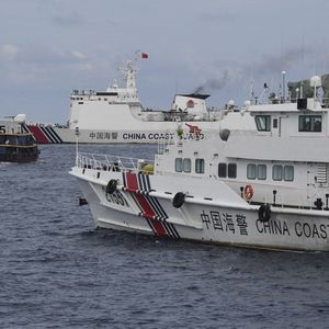 Un bateau de garde-côtes chinois escorte un navire philippin parti approvisionner le « BRP Sierra Madre », en mer de Chine méridionale.