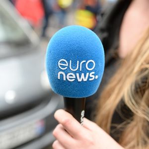 Euronews, créé en 1993 par un consortium de groupes audiovisuels publics, est aujourd'hui détenu quais exclusivement par le fonds portugais Alpac Capital.