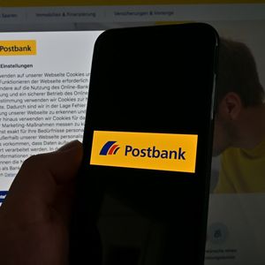 Le projet « Unity » transfère 12 millions de clients Postbank vers le système informatique de Deutsche Bank.