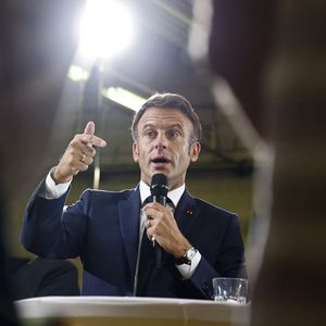 Emmanuel Macron propose aux chefs de parti représentés au Parlement de les revoir à l'automne.
