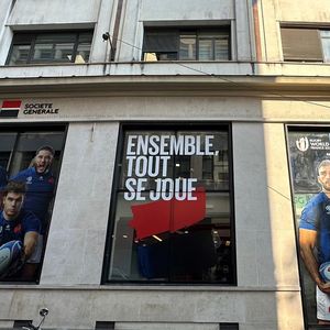 Pour la Coupe du monde, le groupe a décoré une centaine d'agences bancaires en France aux couleurs de l'événement.